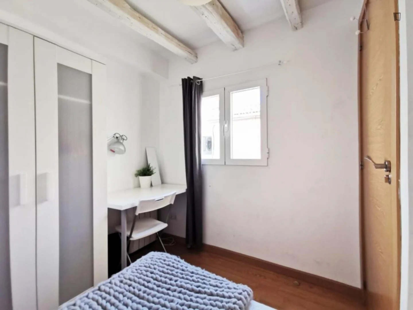 Quarto de estudante confortável e espaçoso em 