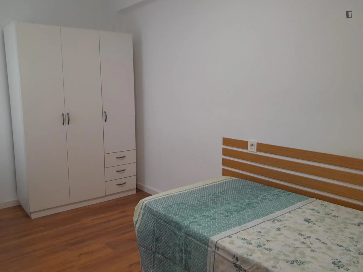 Habitación estudiantil funcional perfecta para estudiar en 