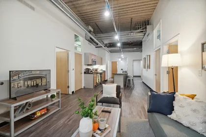 Stanza privata in East University Avenue, immagine 19 di 27