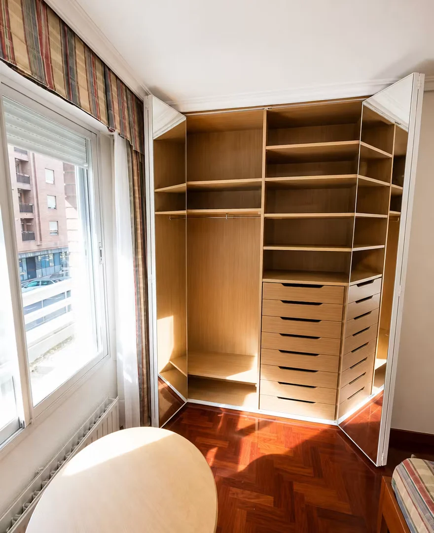 Chambre d'étudiant lumineuse et aérée avec accès facile à l'université dans 