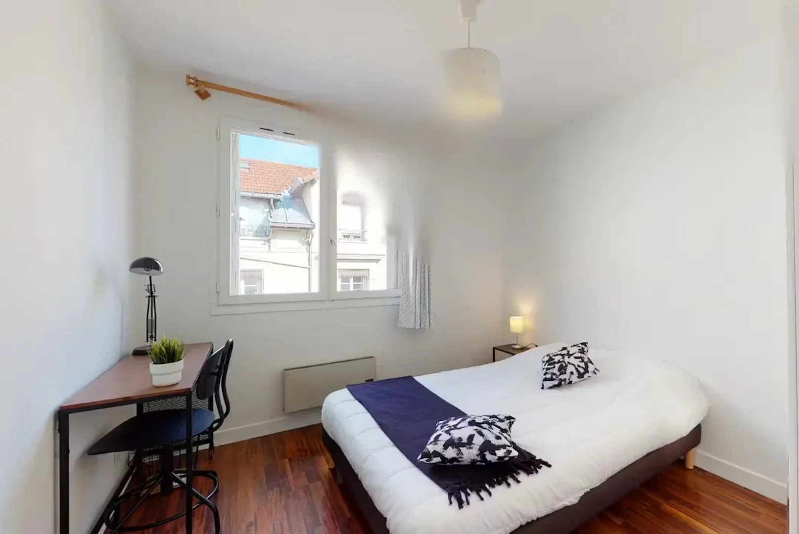 Affordable room for students with ample lighting in 