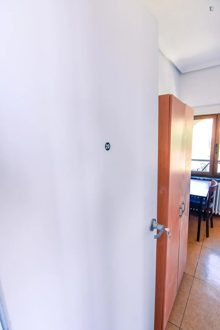 'de öğrenci dairesinde, tamamen mobilyalı kiralık oda