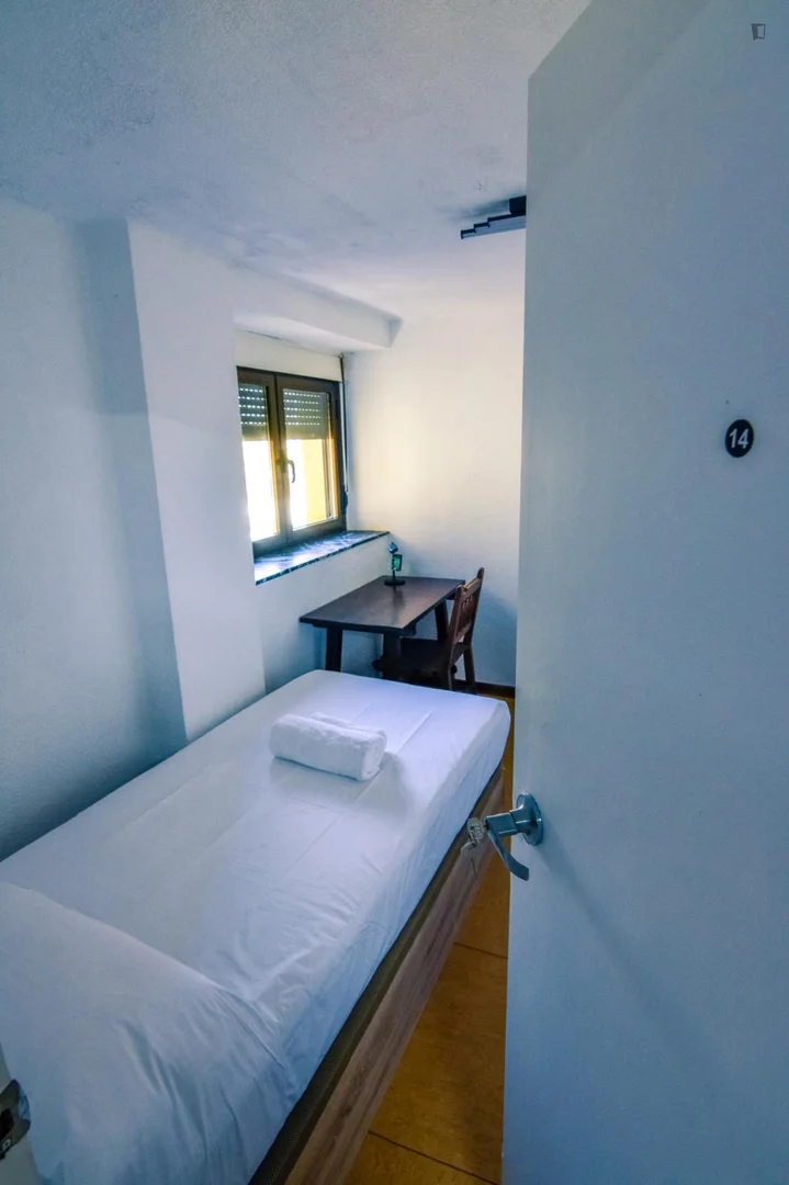 'de modern olanaklara sahip öğrenci dostu oda