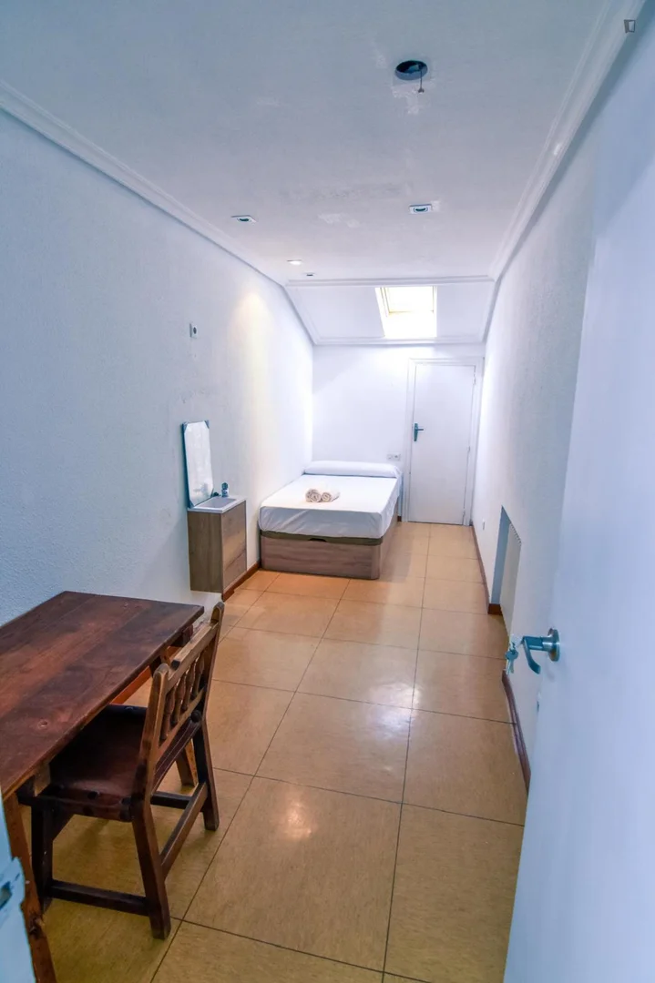 'de öğrenci dairesinde, tamamen mobilyalı kiralık oda