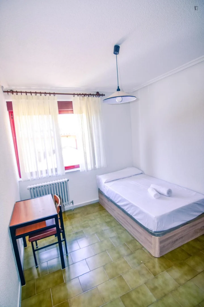 Quarto para alugar em apartamento de estudantes em , totalmente mobilado