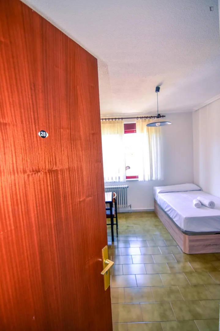 Quarto acessível para estudantes com iluminação ampla em 
