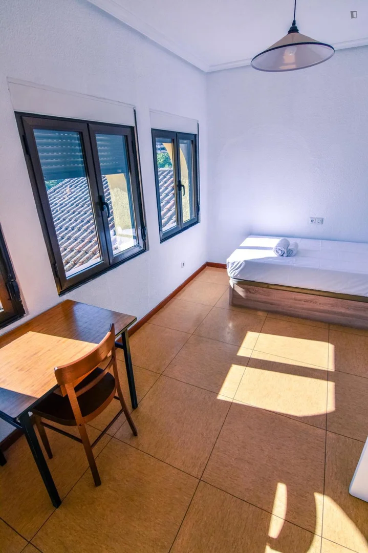 Quarto de estudante em  com área de estudo e instalações partilhadas