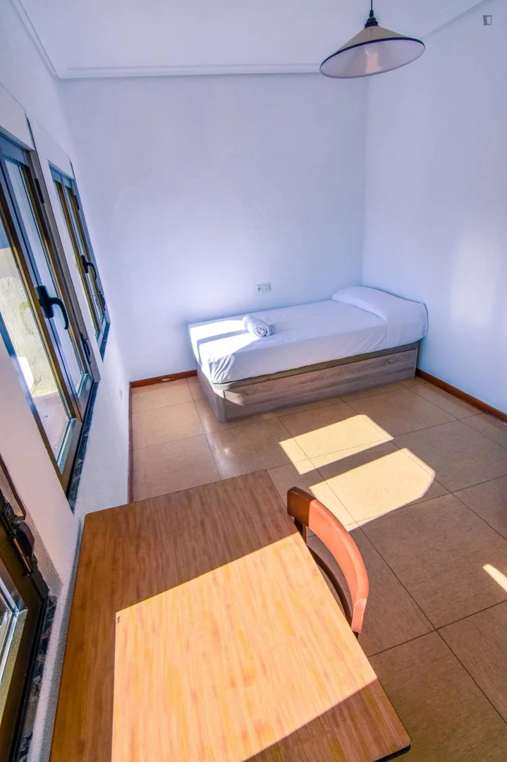 Quarto para alugar em apartamento de estudantes em , totalmente mobilado