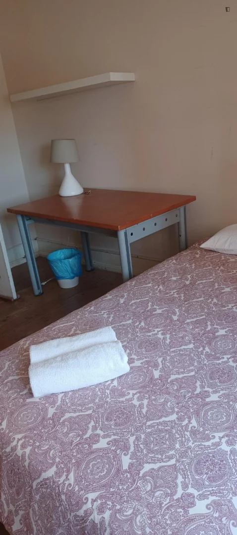 'de öğrenci dairesinde, tamamen mobilyalı kiralık oda