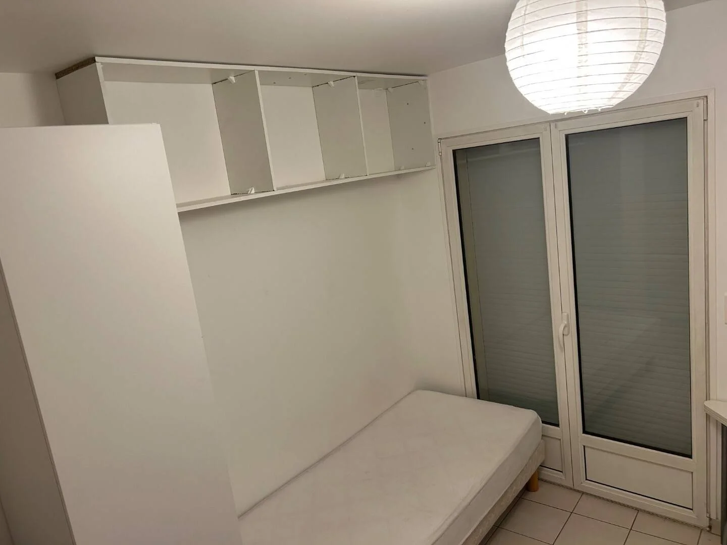 Stanza economica per studenti con ampia illuminazione in 