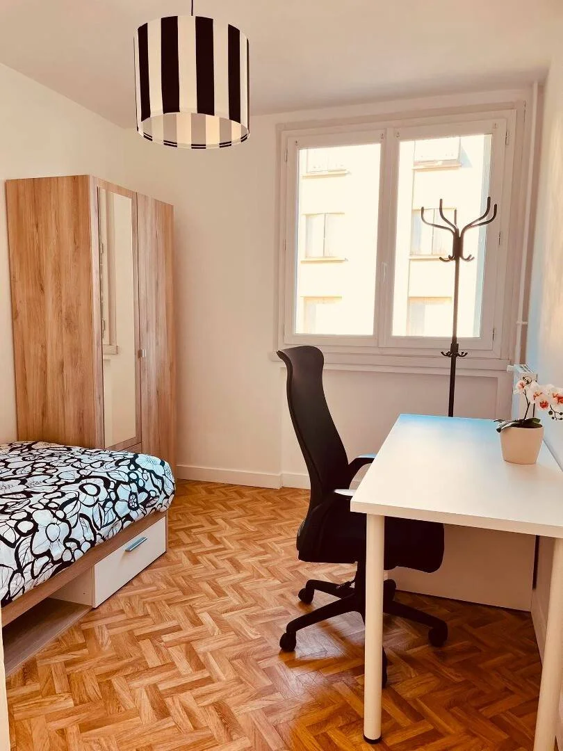 Comfortable and spacious student room in 