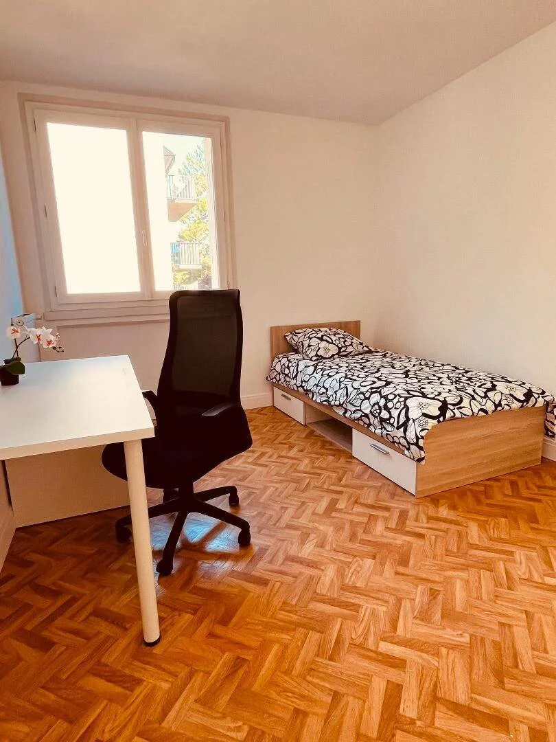 Comfortable and spacious student room in 