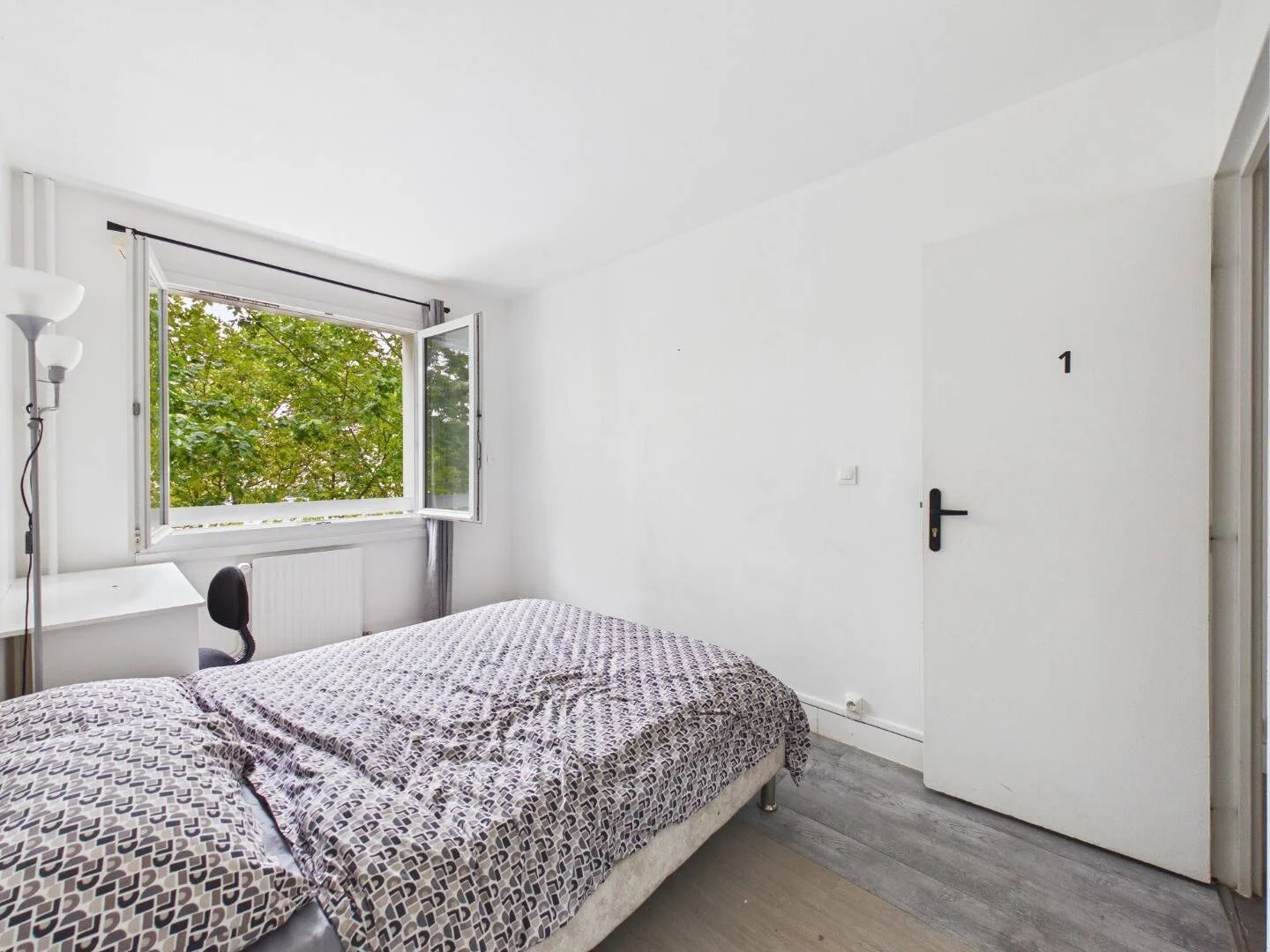 Habitación estudiantil funcional perfecta para estudiar en 