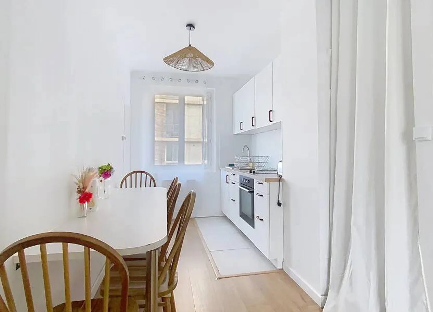 Quarto de estudante em  com área de estudo e instalações partilhadas