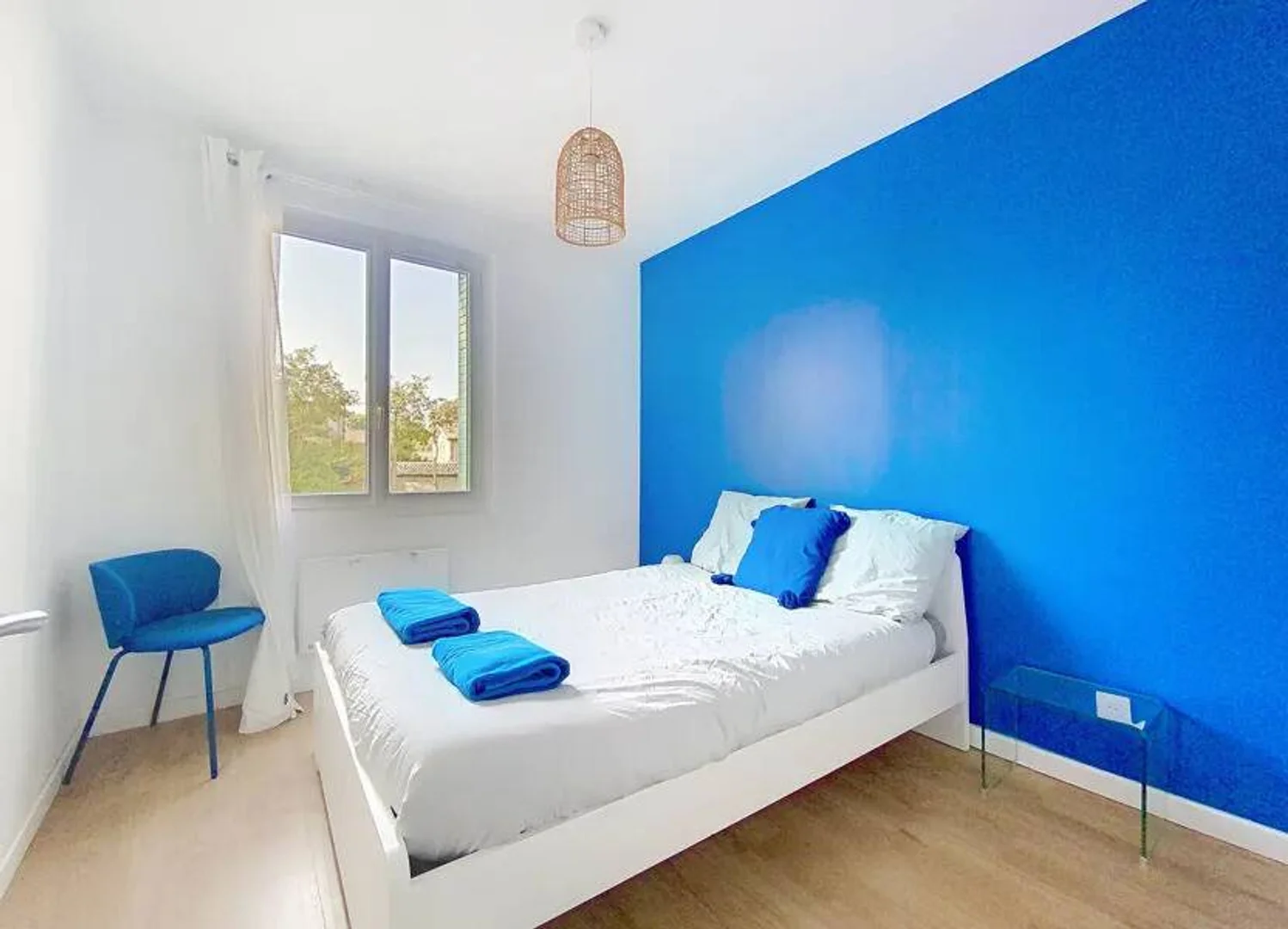Quarto de estudante em  com área de estudo e instalações partilhadas