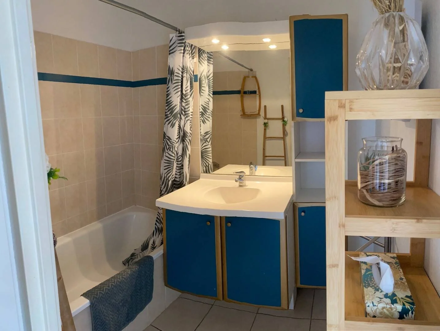Chambre d'étudiant à  avec espace d'étude et installations communes