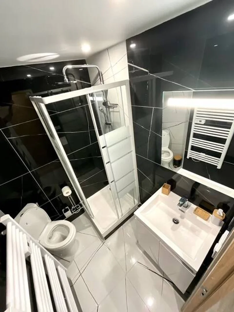 Habitación estudiantil funcional perfecta para estudiar en 