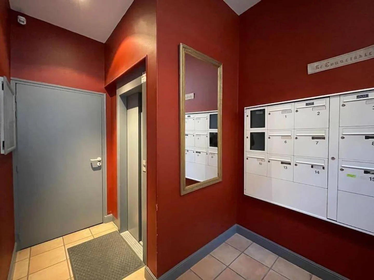 Funkcjonalny pokój studencki idealny do nauki w 