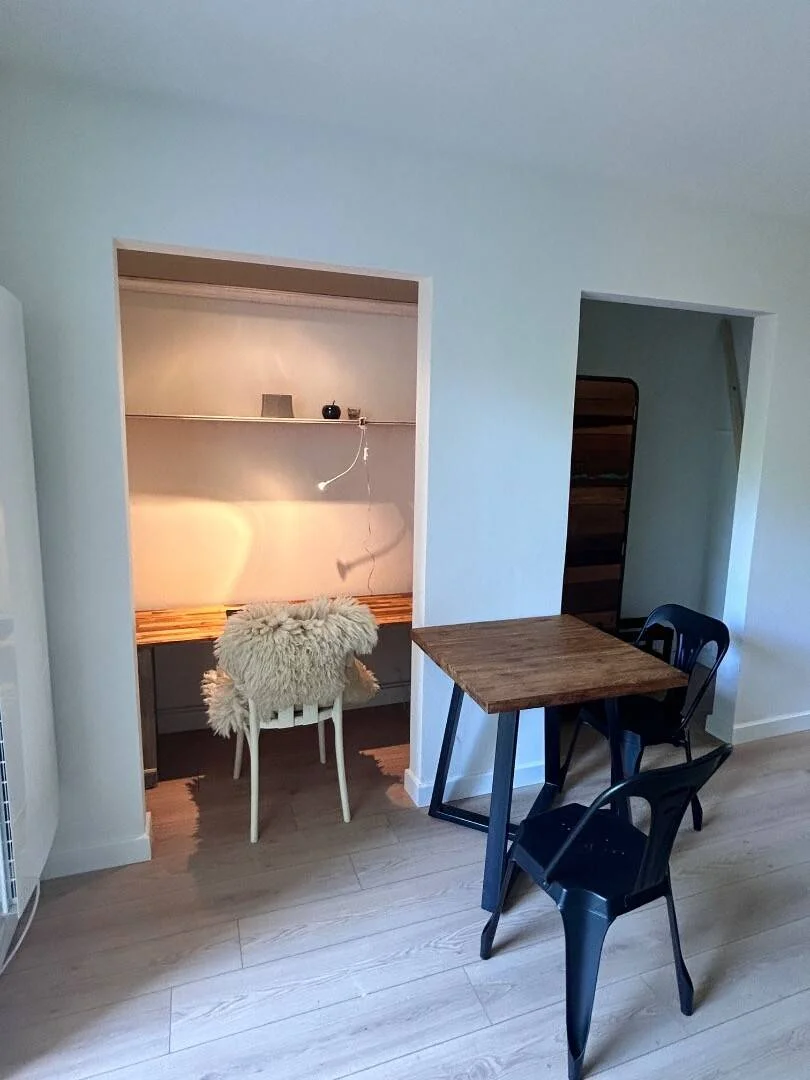 Quarto acessível para estudantes com iluminação ampla em 