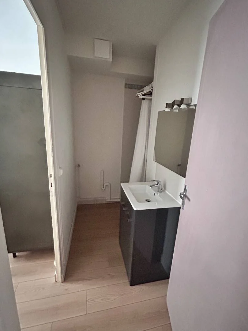 Quarto de estudante luminoso e arejado com acesso fácil à universidade em 
