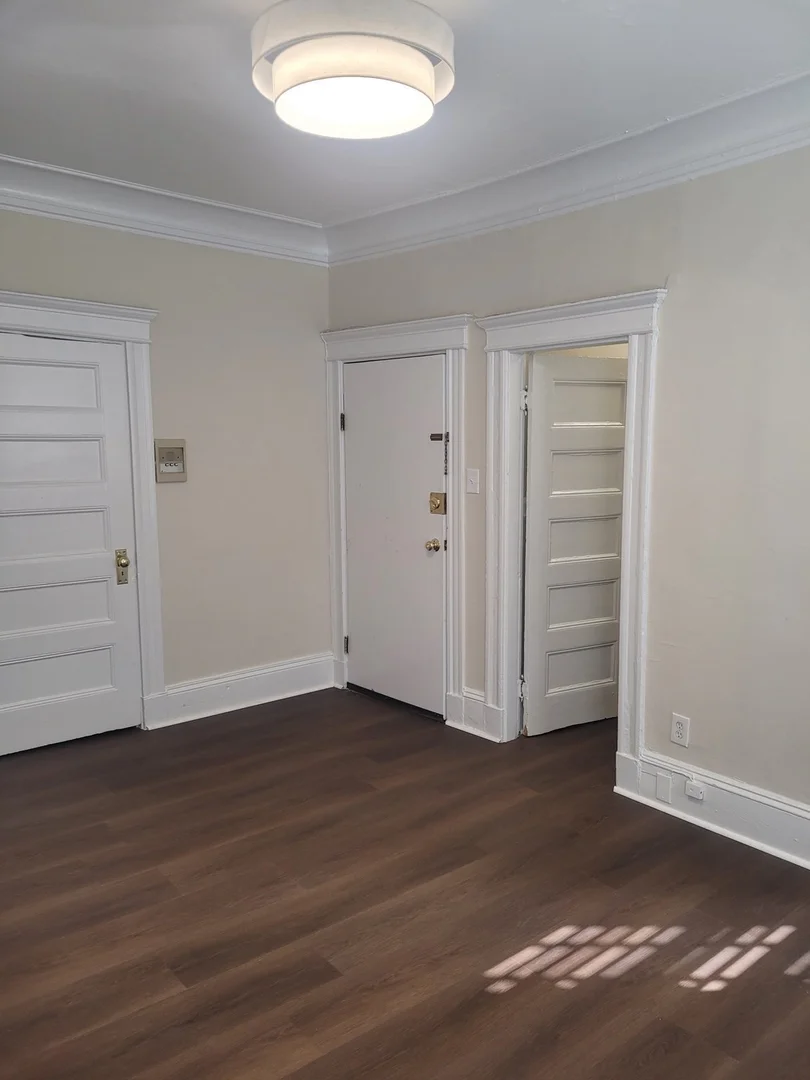Chic studio apartment near campus in 
