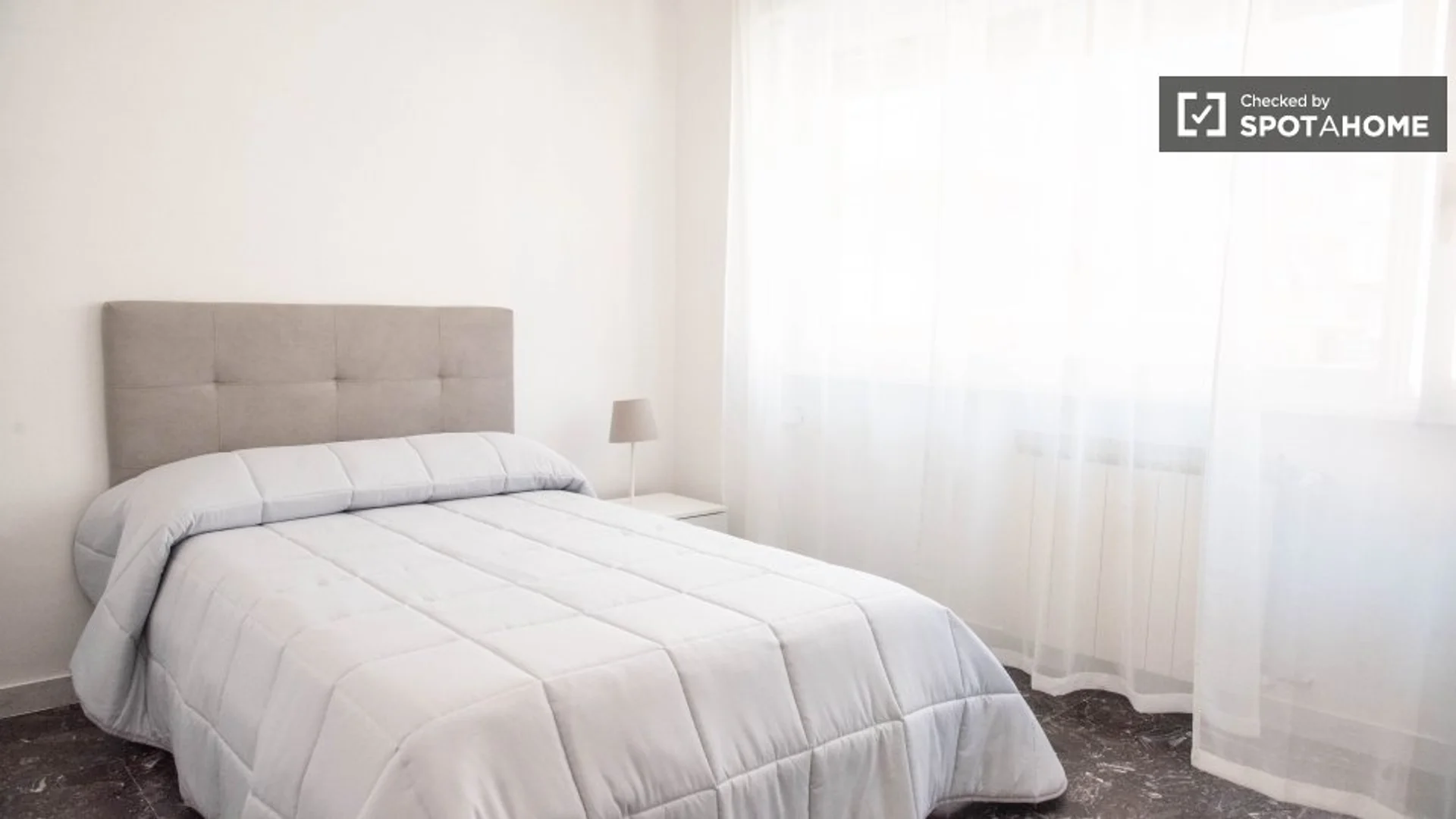 Funktionelles Studentenzimmer perfekt zum Studieren in 