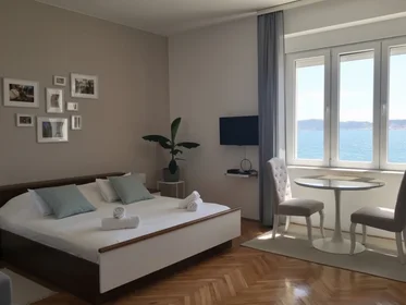 Dairenin tamamı konumu Obala kralja Petra Krešimira IV 9, 1 10 görüntüsü
