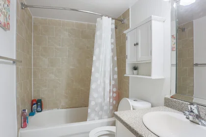 Prywatny pokój w rezydencji 77 Huntley St, Toronto, ON M4Y 2P3, Canada, obraz 14 14