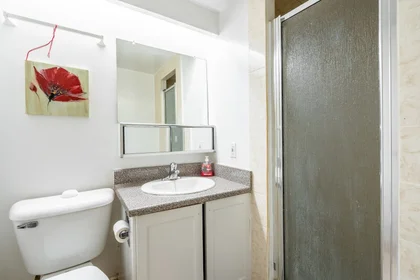 Privatzimmer im Wohnheim in der 111 Davisville Ave, Toronto, ON M4S 1G5, Canada, bild 31 von 43