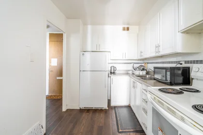 Stanza privata in residence in 111 Davisville Ave, Toronto, ON M4S 1G5, Canada, immagine 29 di 31