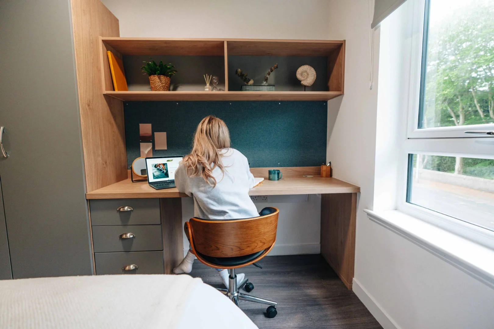 Studentenzimmer in  mit Arbeitsbereich und Gemeinschaftseinrichtungen