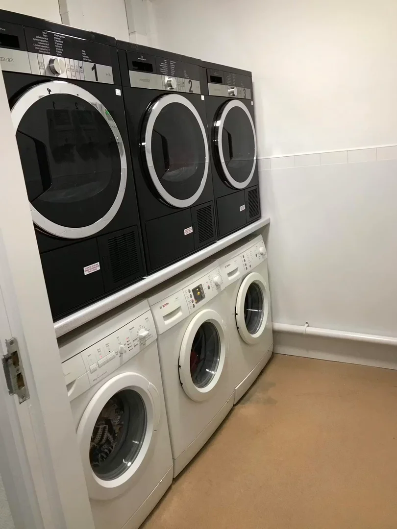 'da üniversiteye kolay erişime sahip aydınlık ve havadar öğrenci odası
