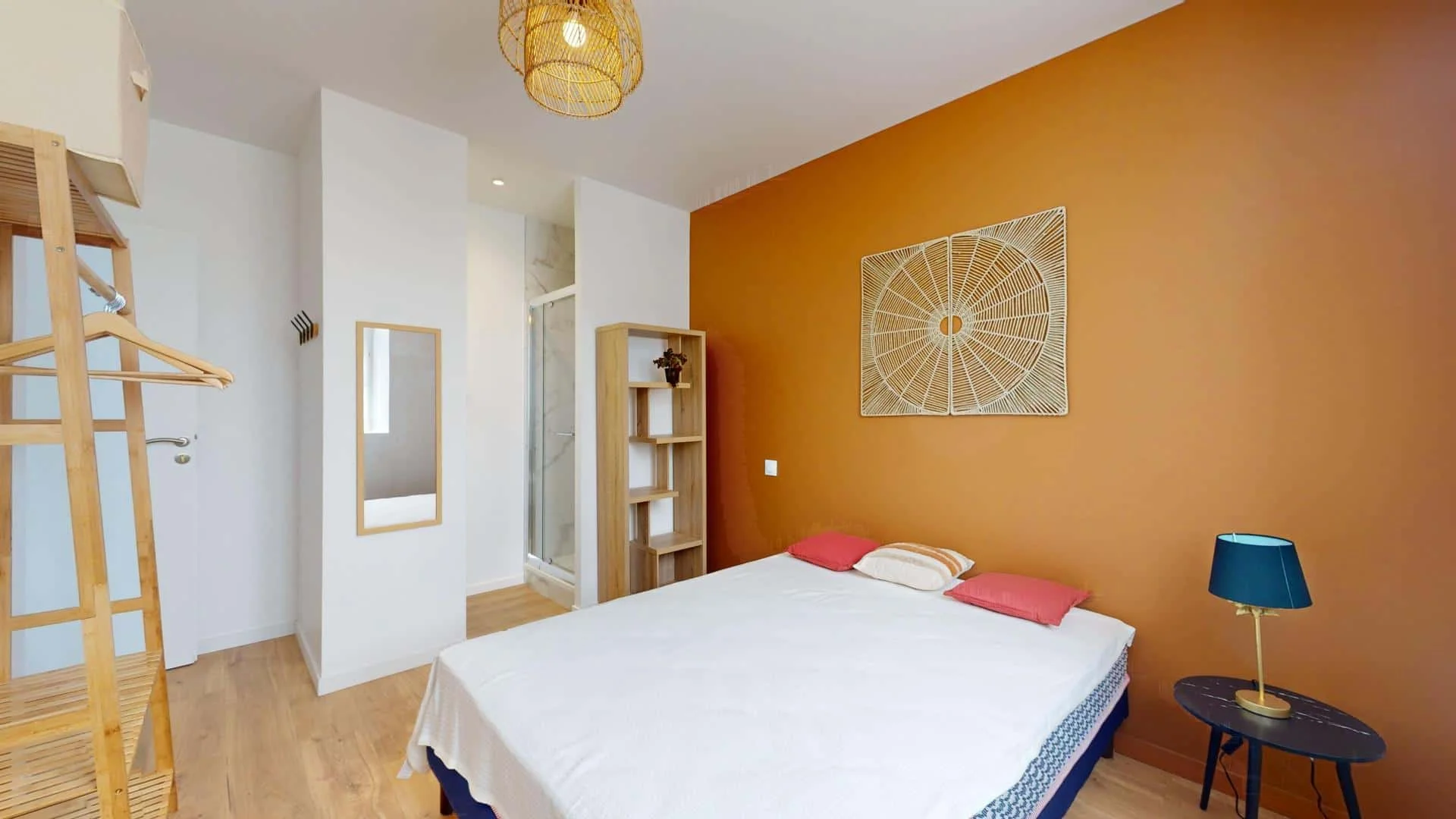 Quarto de estudante confortável e espaçoso em 
