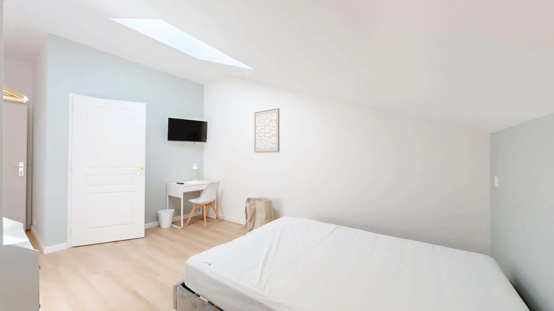 Quarto de estudante em  com área de estudo e instalações partilhadas