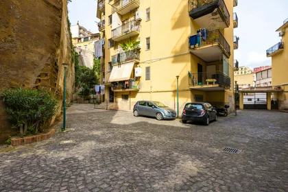Dairenin tamamı konumu Salita Sant'Antonio Ai Monti, 80135 Napoli NA, Italy, 18 28 görüntüsü