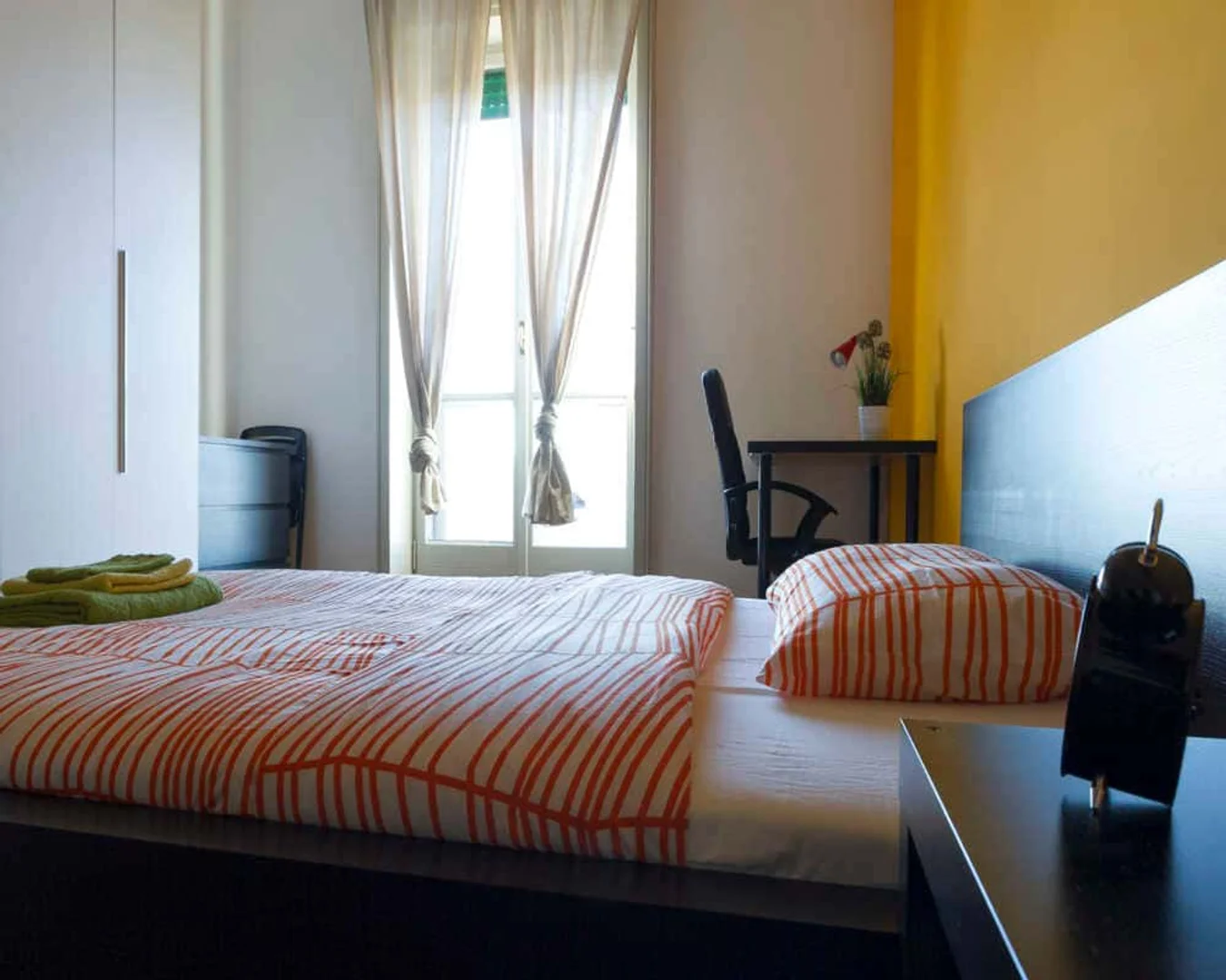 Bright and airy student room with easy university access in 