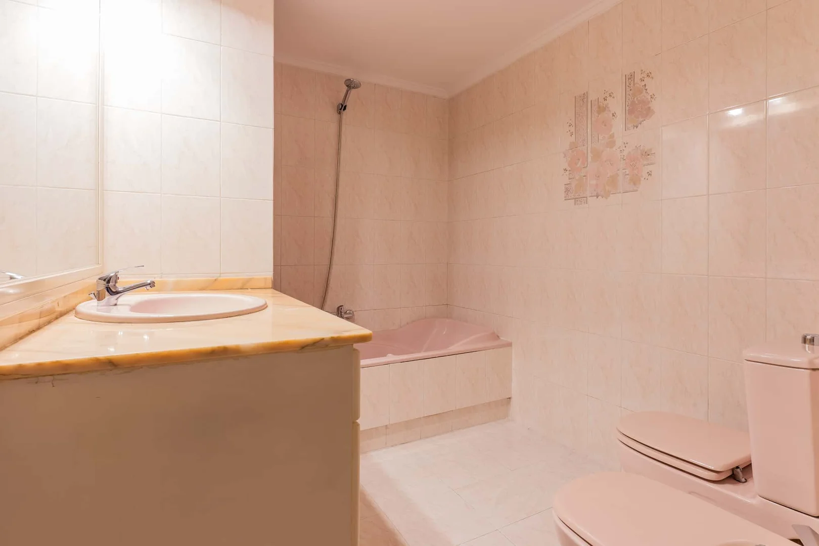 Economical student room with convenient location in 