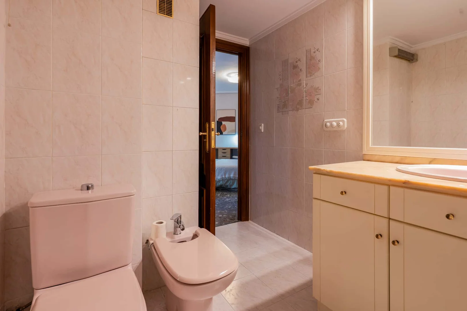 Economical student room with convenient location in 