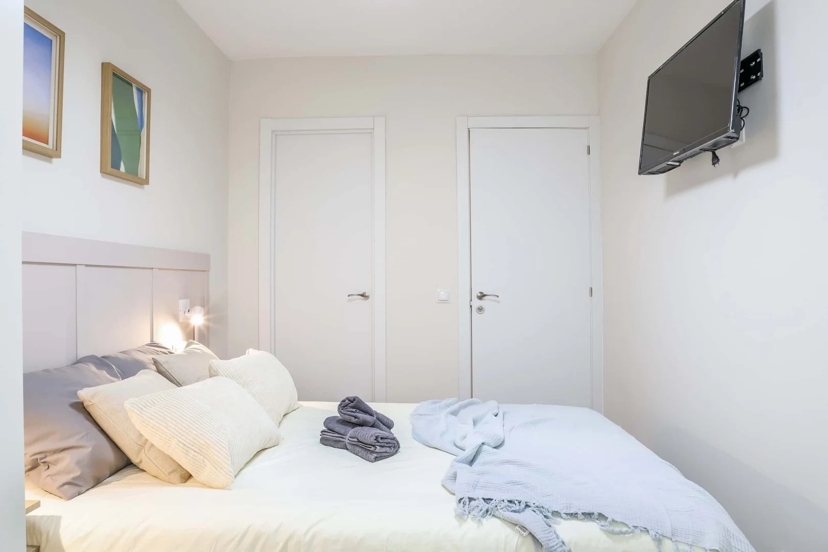 Affordable room for students with ample lighting in 