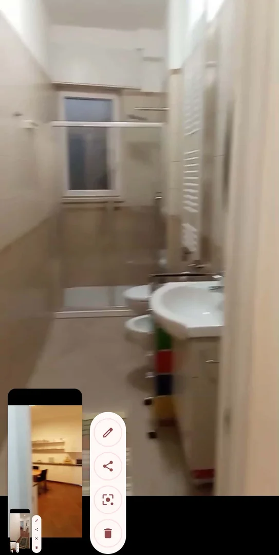 经济实惠的学生房间，在有充足的照明