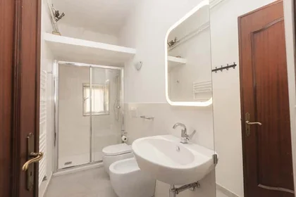 Habitación privada en Corso Buenos Aires, 22, 16129 Genova GE, Italia, imagen 9 de 12