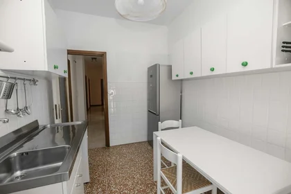 Habitación privada en Via Francesco Dassori, 49, 16131 Genova GE, Italia, imagen 8 de 15