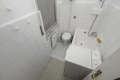 Habitación privada en Via Francesco Dassori, 49, 16131 Genova GE, Italia, imagen 10 de 15