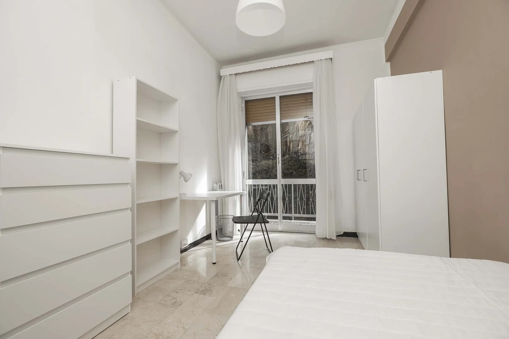 Studentenzimmer in mit Arbeitsbereich und Gemeinschaftseinrichtungen