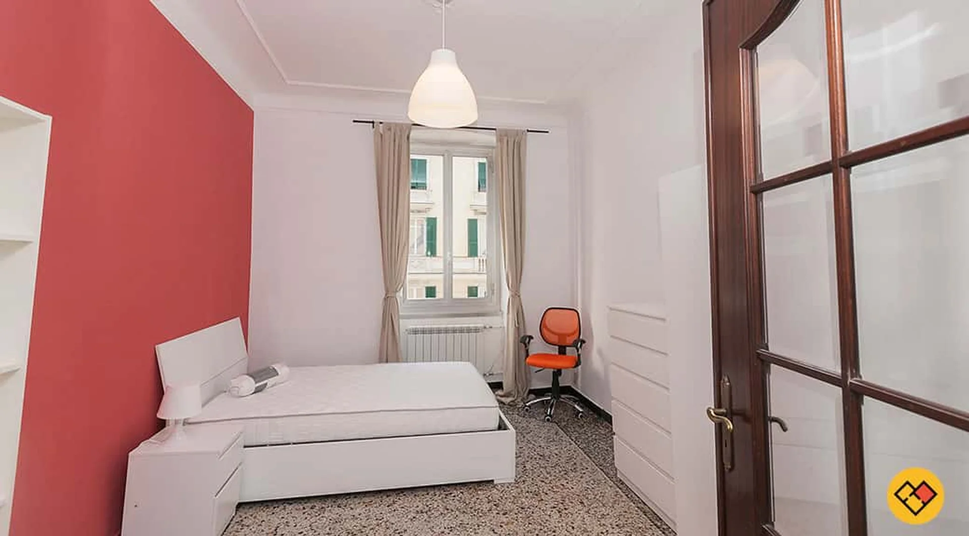 Habitación para estudiantes en con área de estudio y facilidades compartidas