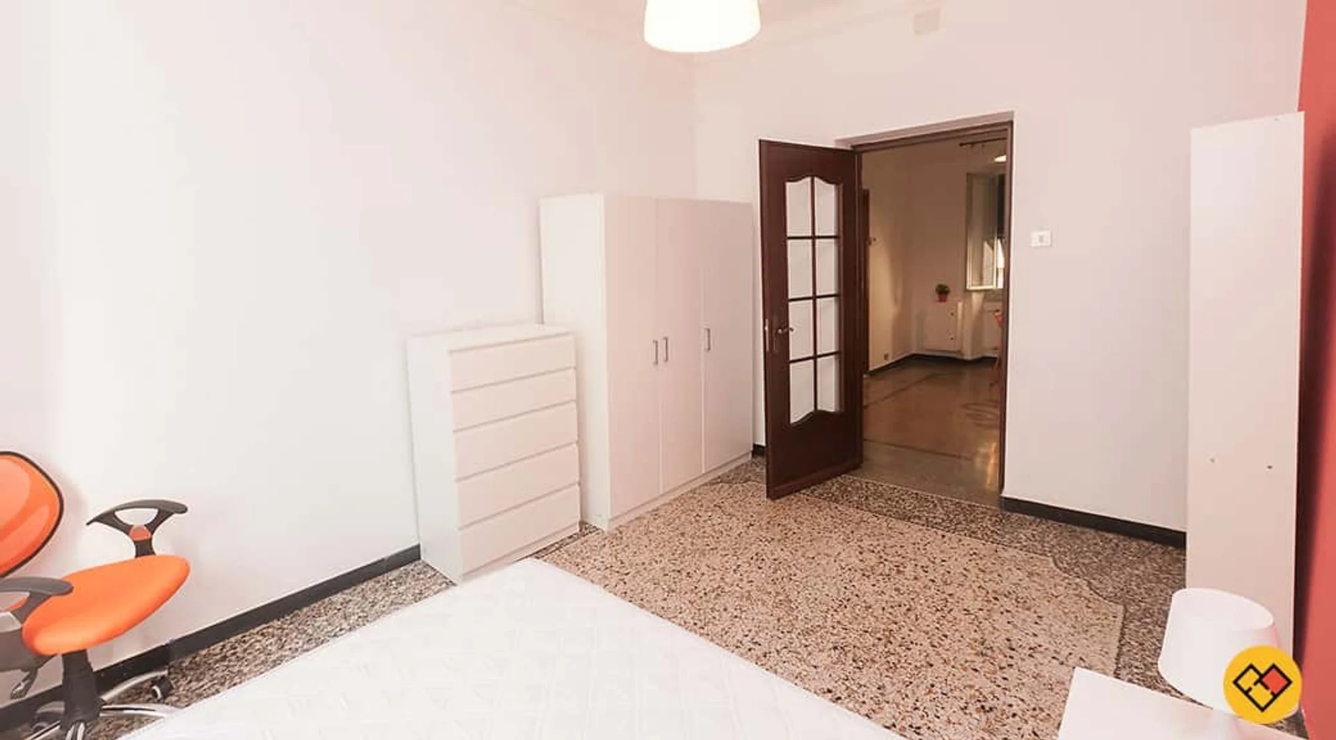 Habitación estudiantil económica cerca del campus en