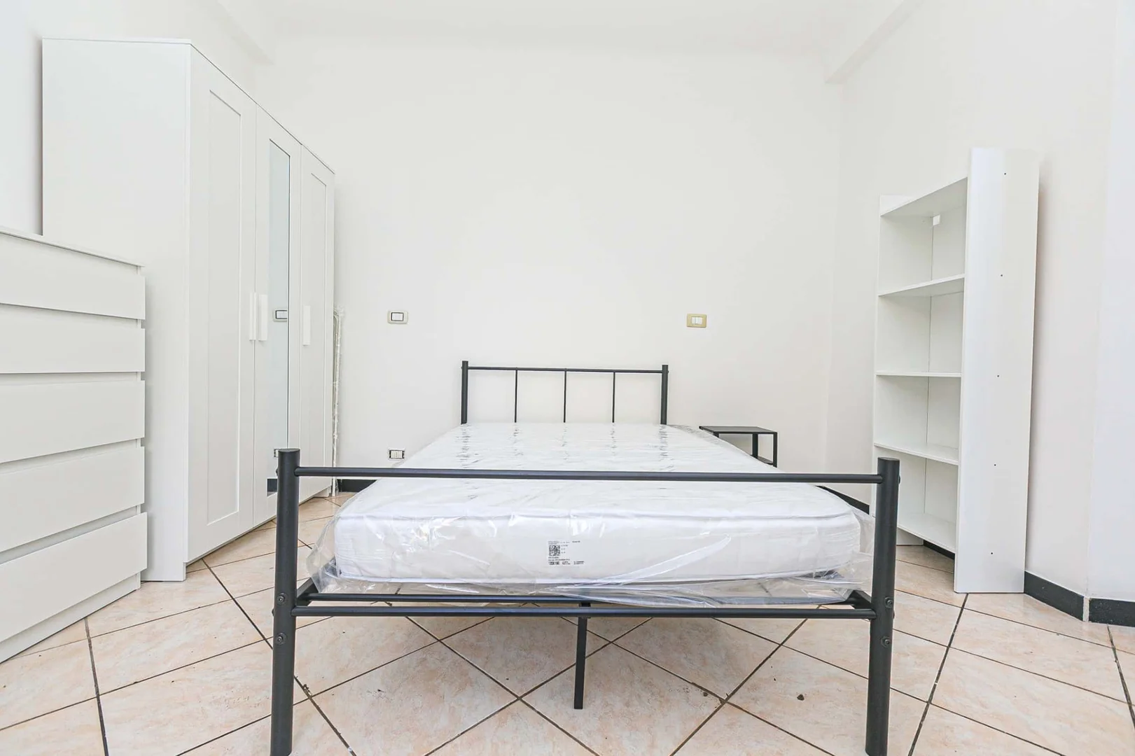 Habitación estudiantil funcional perfecta para estudiar en
