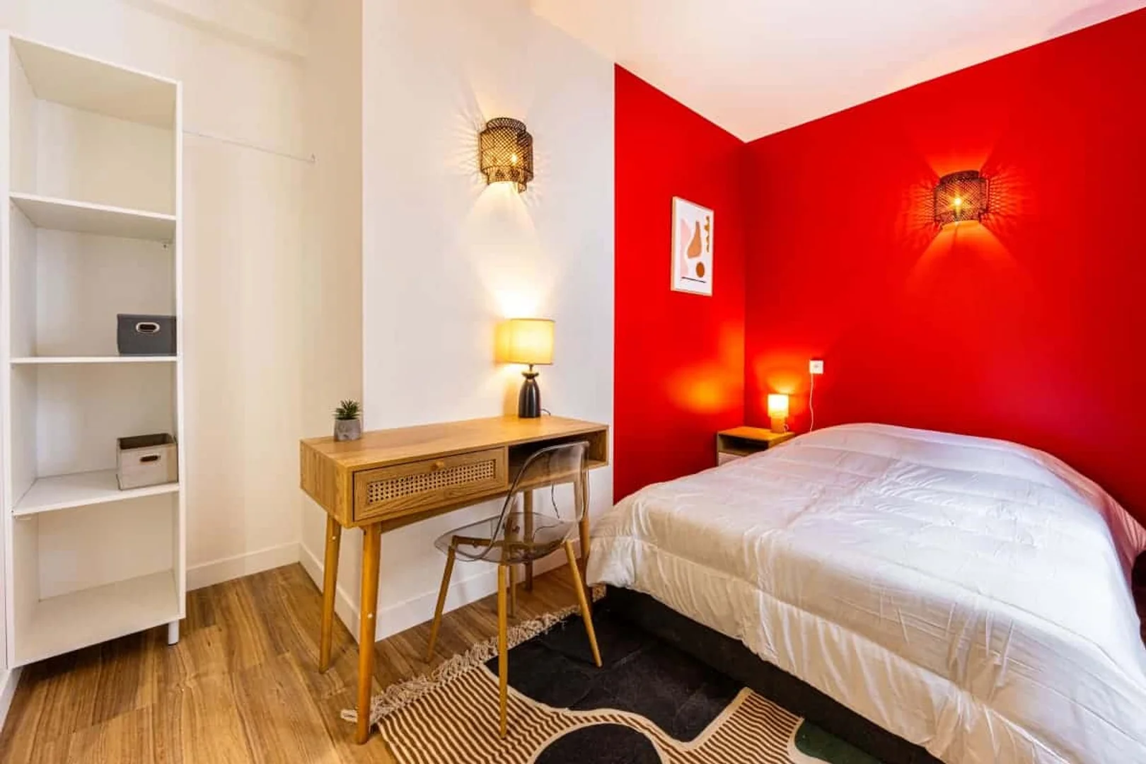 Habitación estudiantil funcional perfecta para estudiar en 