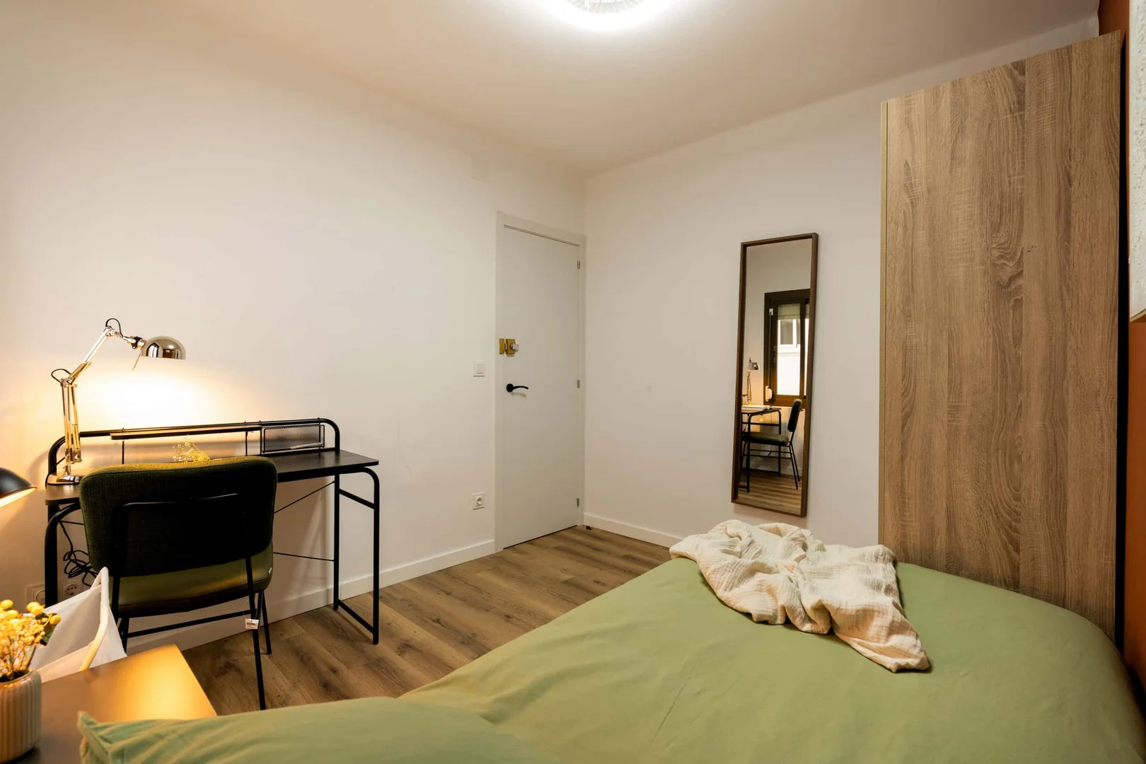 Quarto de estudante confortável e espaçoso em