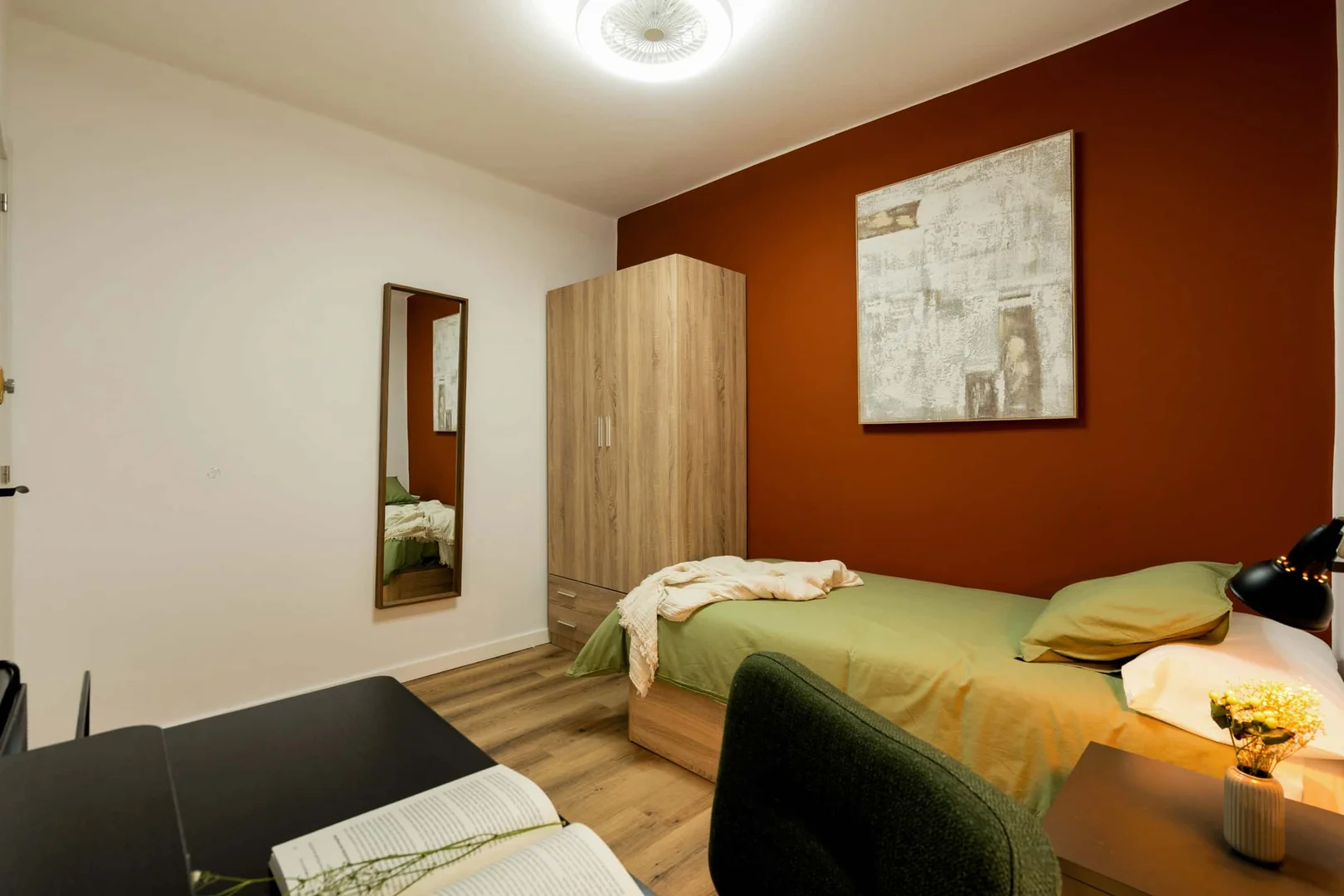 Quarto acessível para estudantes com iluminação ampla em